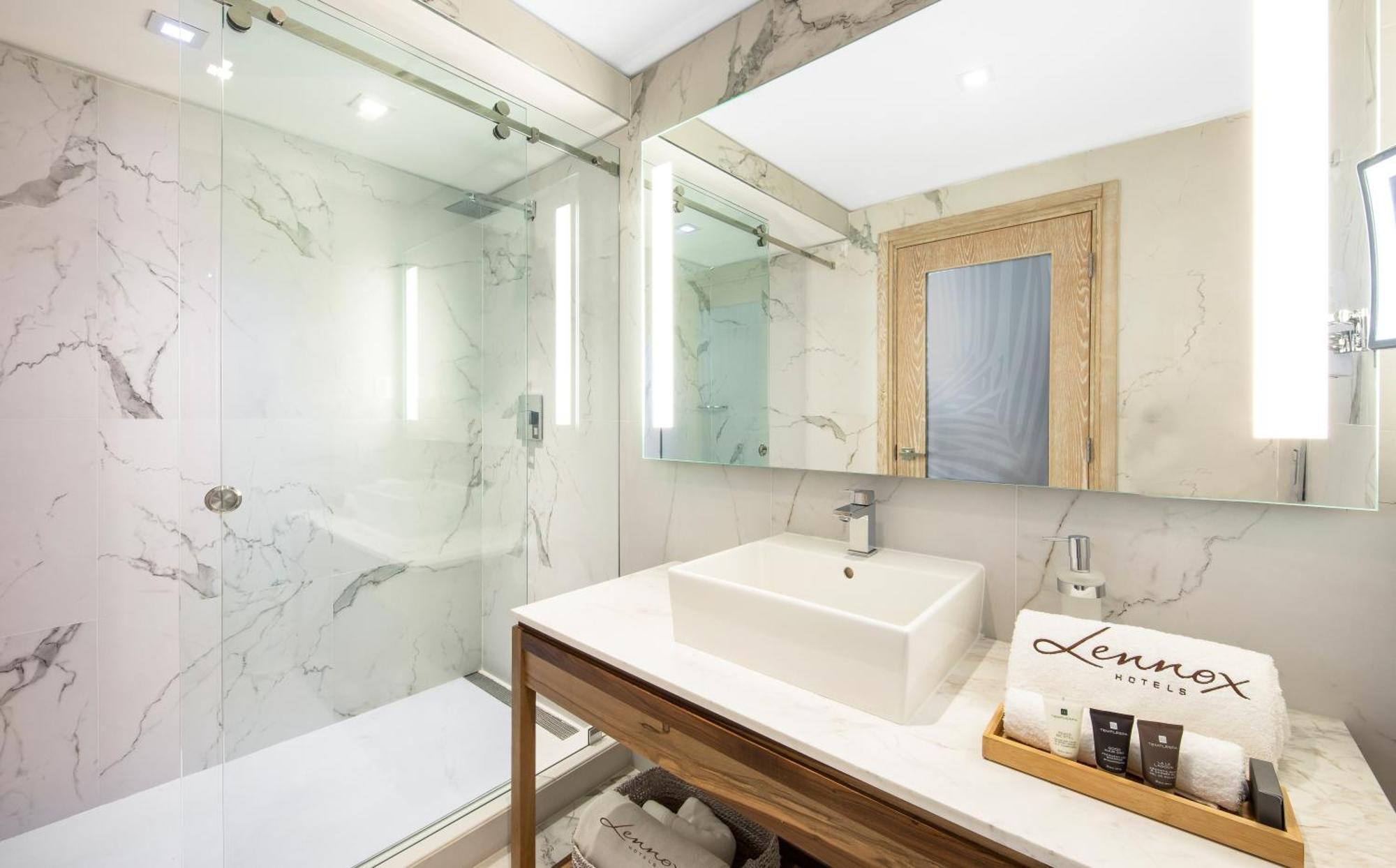 Habitación con cama extragrande y balcón